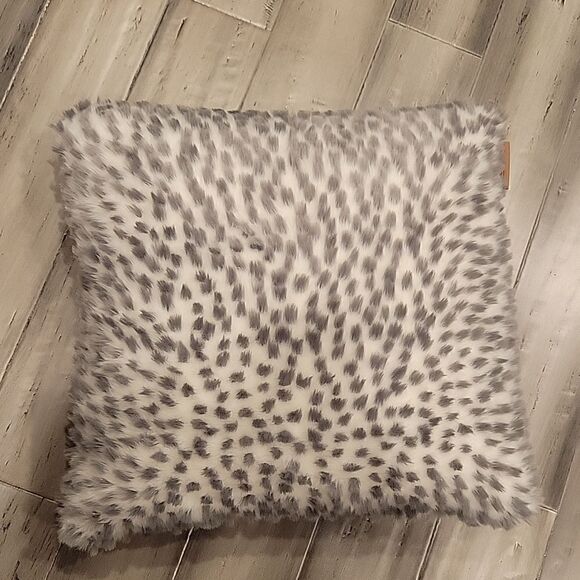 KOLABURRA by UGG, 2 accent pillows - Picture 1 of 5